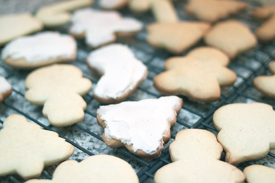 frosting sugar cookies for Christmas