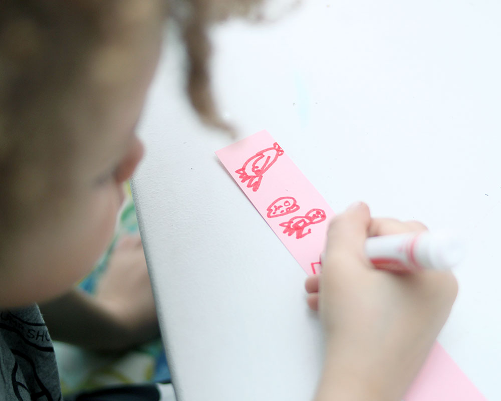 Drawing designs and pictures on paper for a Valentine's Day chain decoration