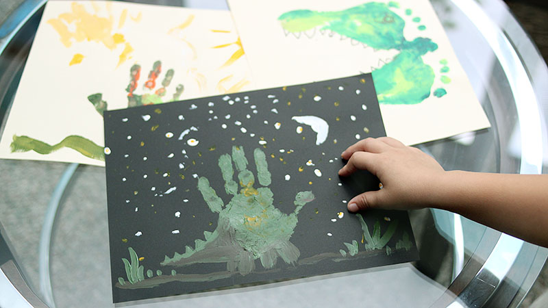 Adorable dinosaur handprint art project for kids from MidKid Mama Blog