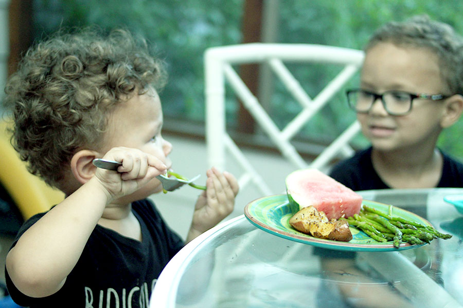 getting kids to eat vegetables at the family dinner table